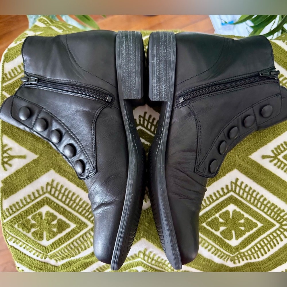 Miz Mooz “Louise” Black Leather Button Front Ankle Boots. Vintage vibe! Size 8 - Picture 9 of 11